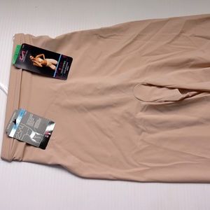 MAIDENFORM SLEEK SMOOTHERS LIGHT CONTROL SHORTS